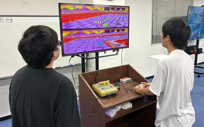 みらいの架け橋レッスンの授業にて3年男子生徒がゲームをしている写真