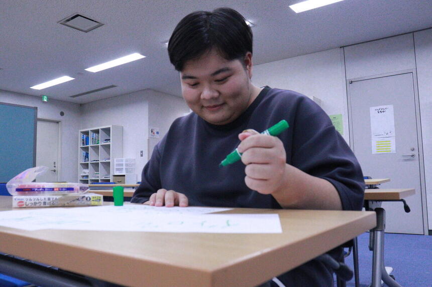 画像クリエイトで熊本城に行って撮影後、教室で学院際の準備中の生徒　