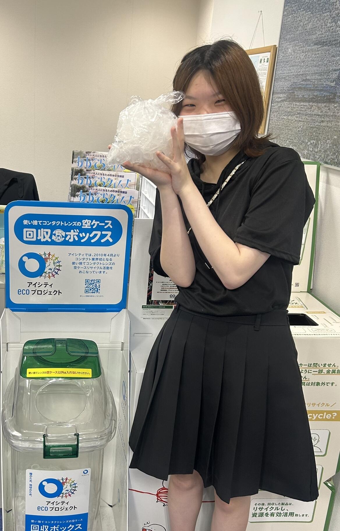 校内の回収ボックスと、たくさんのケースを自宅から集めてきてくれた生徒の写真