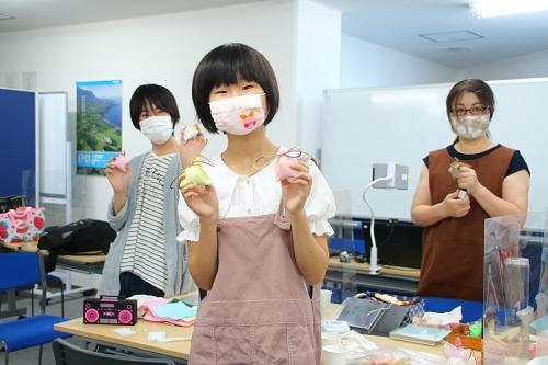 完成した「香り袋」を手にポーズ！