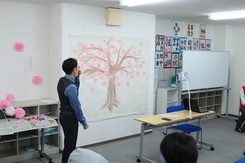 倉敷キャンパスの全校製作として日頃大切に思っている言葉を桜の花びらに書いて満開の桜の木を作りました！