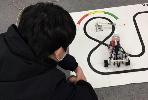 プログラミングでロボット操作中