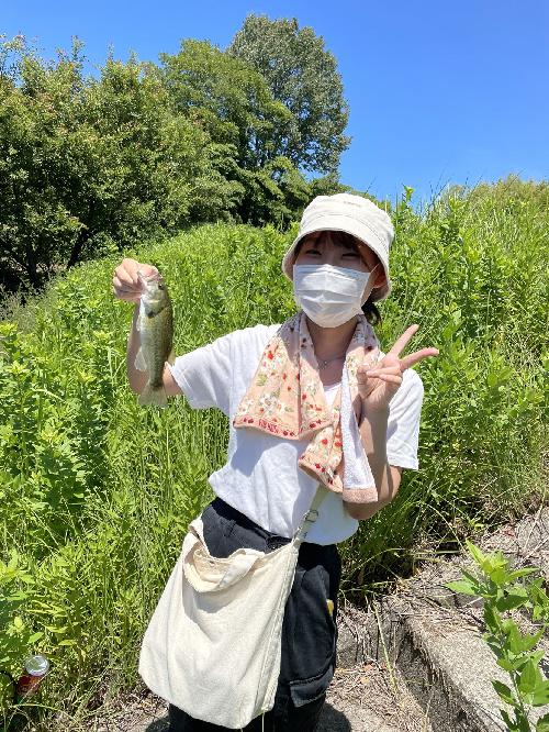 自分で釣った魚とパシャリ♪