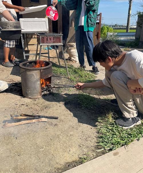 自分で肉を焼く生徒の様子♪