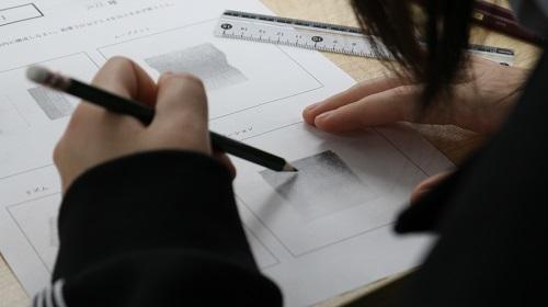 マンガイラストコースの生徒が鉛筆でイラストを描く様子