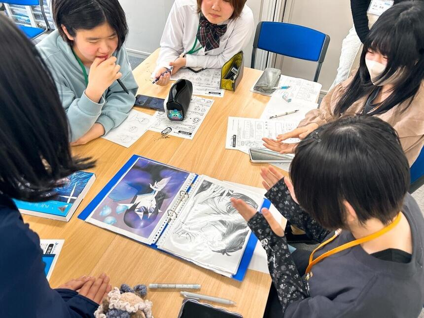 コース授業で絵を見て楽しむ生徒たち