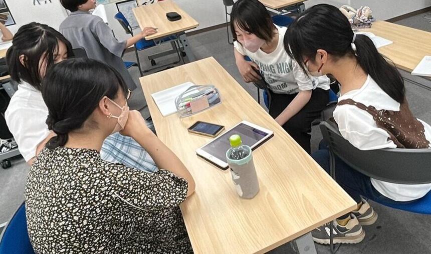 生徒が複数人で話し合っている様子