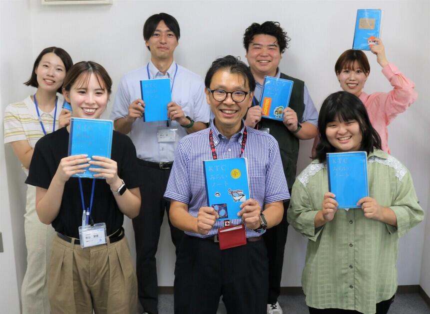 コーチみんなでみらいノートを持った集合写真