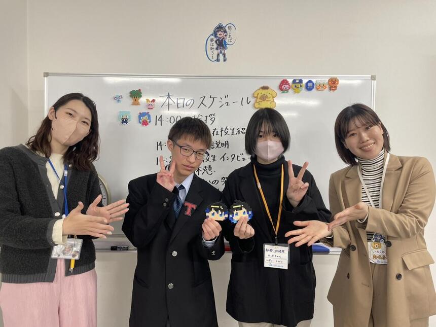 オープンキャンパス開催案内を告知している生徒とコーチ