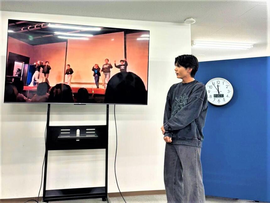 ジブンのキセキの発表をするインタビューを受けた生徒