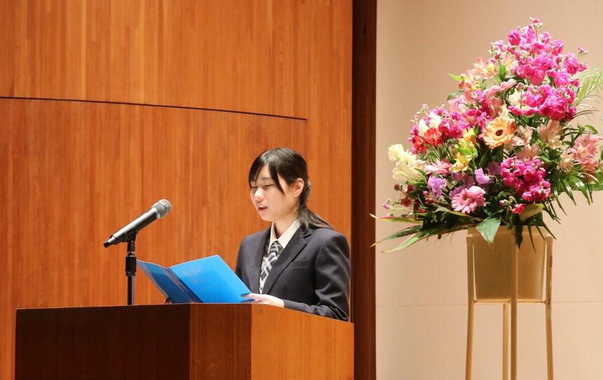 卒業式で答辞を読んでいる生徒