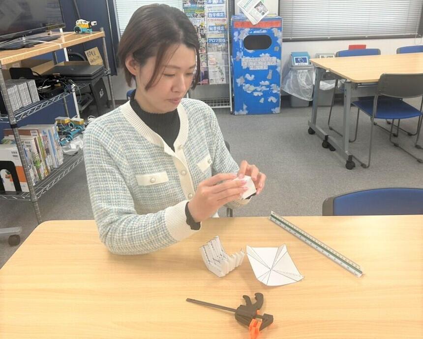 住環境デザインコースにてコーチが図面を立体にしている様子