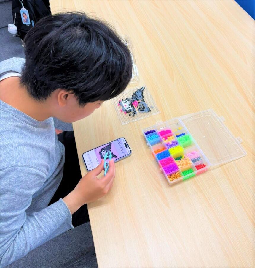みらいの架け橋レッスンにて、生徒がアイロンビーズを作成している様子