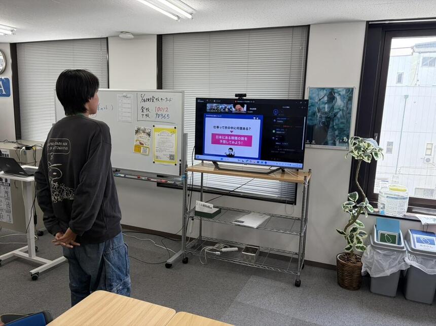 株式会社ジンジブの授業で、職業について発表をする倉敷キャンパスの生徒