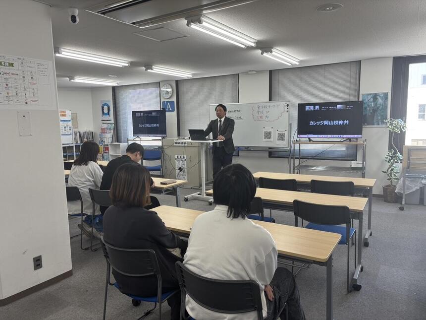 倉敷キャンパスにて３年次生保護者対象の保護者会で進路について説明している様子