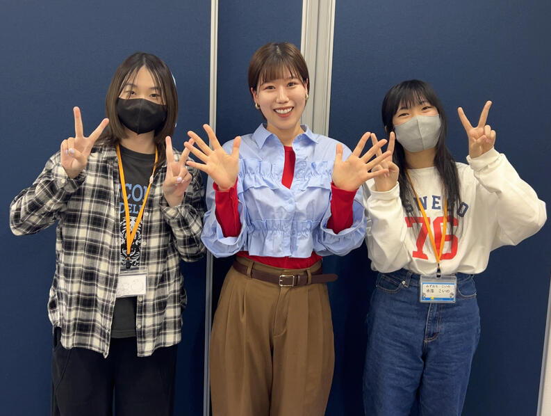 倉敷キャンパスにて、マイコーチと一緒に楽し気に写真に写る生徒との3ショット