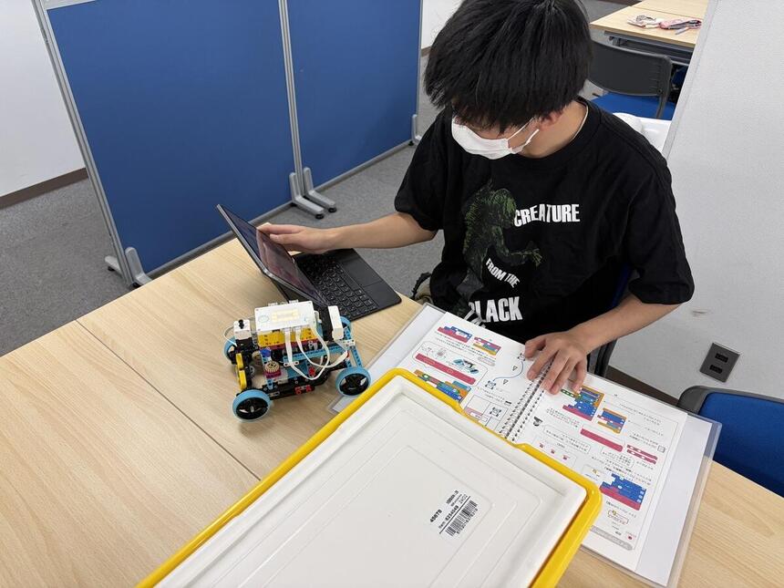 倉敷キャンパスのプログラミングコースにて、生徒が試行錯誤しながらプログラミングをしている様子。