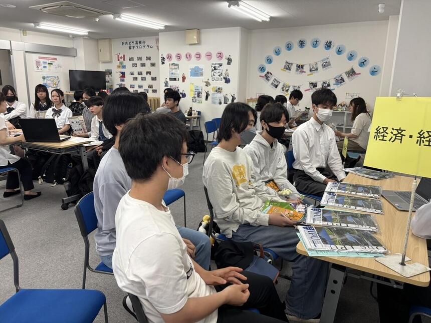 倉敷キャンパスにて開催した進路ガイダンス、大学の担当者より真剣な表情で話を聞く生徒