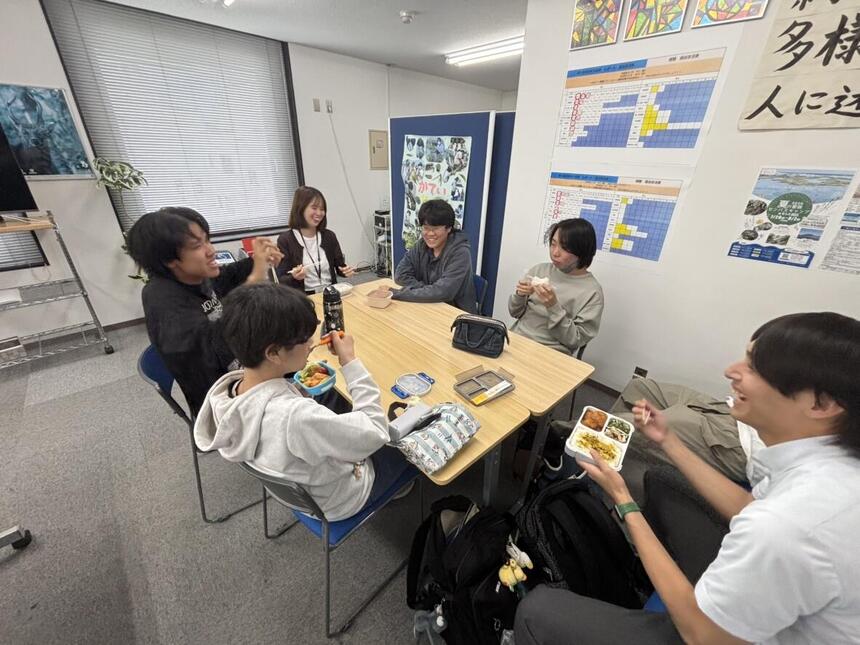倉敷キャンパスにて楽しそうにお昼休みの時間にお弁当を食べて過ごしているコーチと生徒の様子