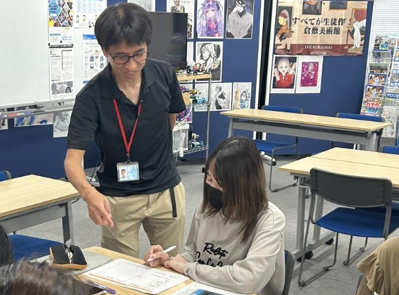 マンガイラストコースの授業で、イラストについてアドバイスを受ける倉敷キャンパスの生徒