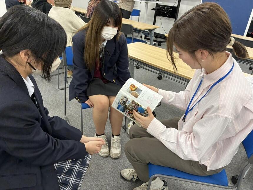 終業式のクラスタイムでみらいノートを使って振り返る生徒とコーチの写真