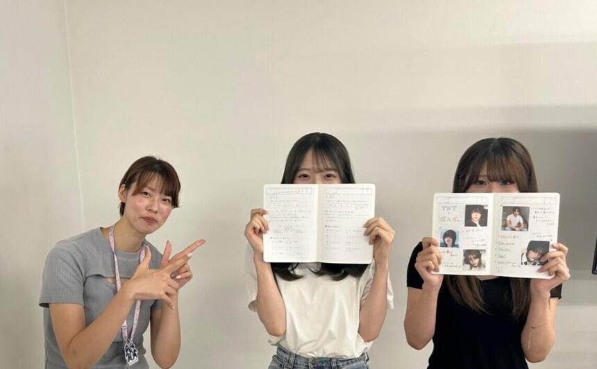 自分のみらいノートの紹介をしてくれた生徒2人とコーチの楽し気な写真