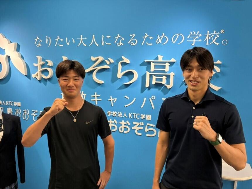 倉敷キャンパスにて、インタビューを受けてくれた生徒とコーチのツーショット写真！