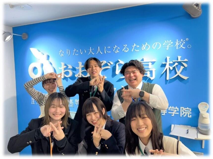 夏休み明けの倉敷キャンパスでコーチと楽しそうにしている在校生の様子