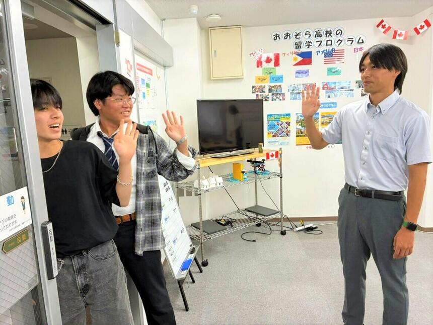 倉敷キャンパスにて、放課後を楽しみに下校する生徒を見送るコーチ