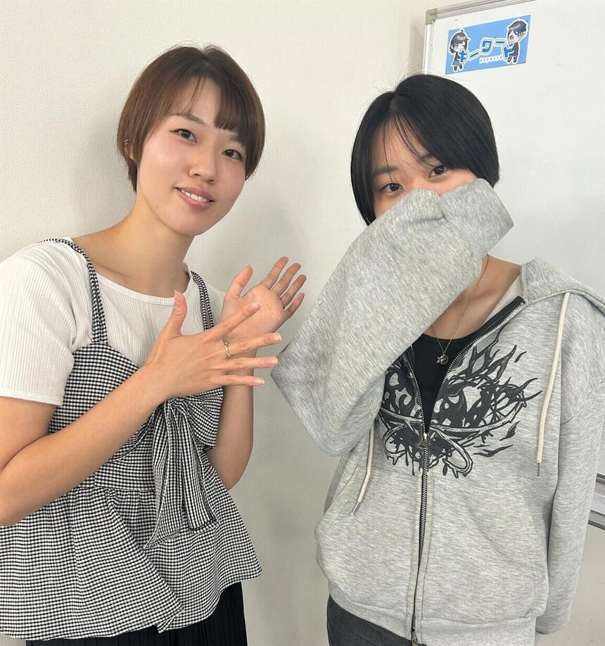 倉敷キャンパスにて、インタビューに答えてくれたYさんとマイコーチとの笑顔の写真