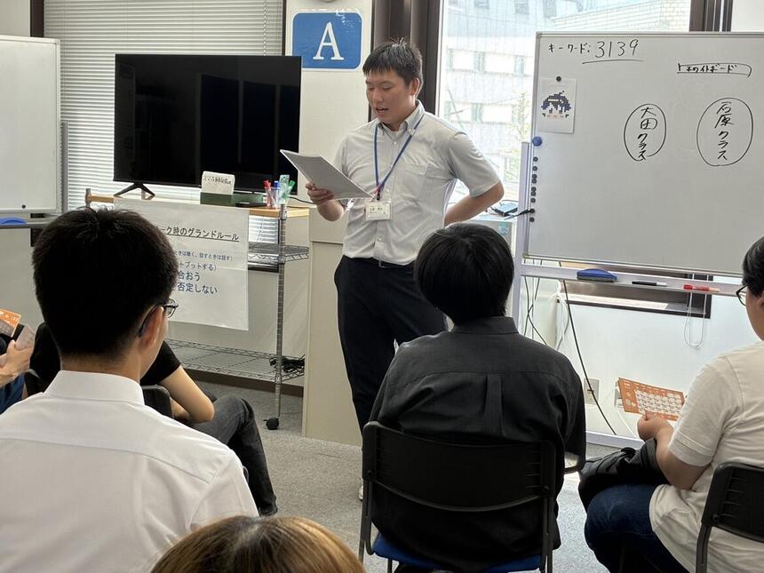 始業式にてコーチの言うことに静かに耳を傾ける生徒の様子