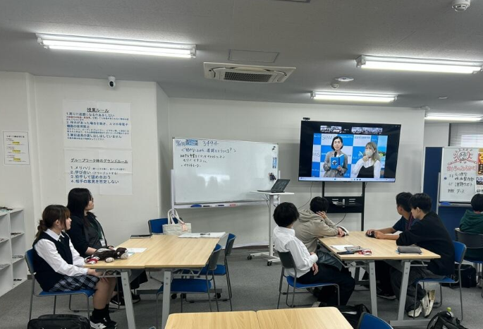 倉敷キャンパスにて、社会の架け橋プログラムの授業を真剣に聞く生徒たち