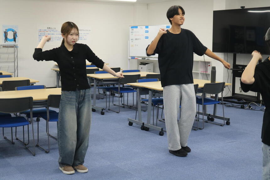 倉敷キャンパスにて撮影。みらいの架け橋レッスンのダンスをしている楽しそうな生徒2名を撮影した写真。