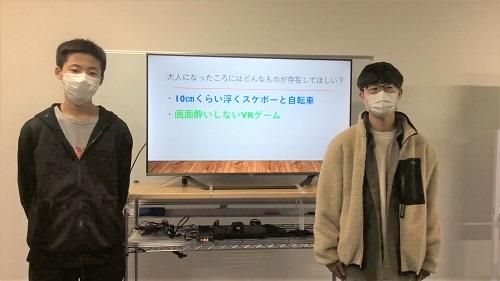 倉敷キャンパスの生徒が考えて発表する様子