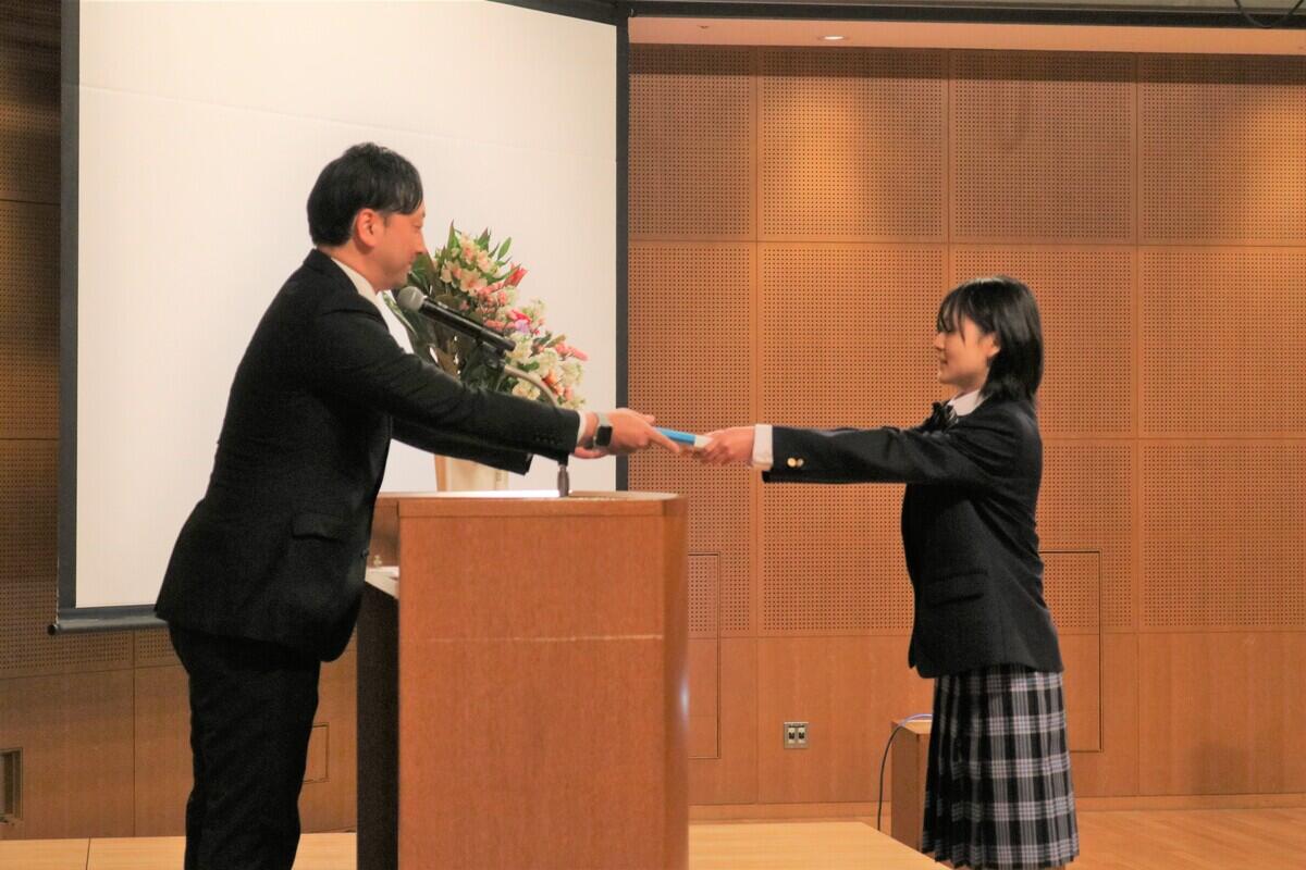 新入生の代表生徒がキャンパス長よりKTCみらいノートを受け取りました
