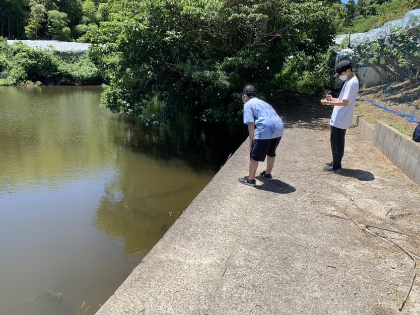 釣りをする生徒