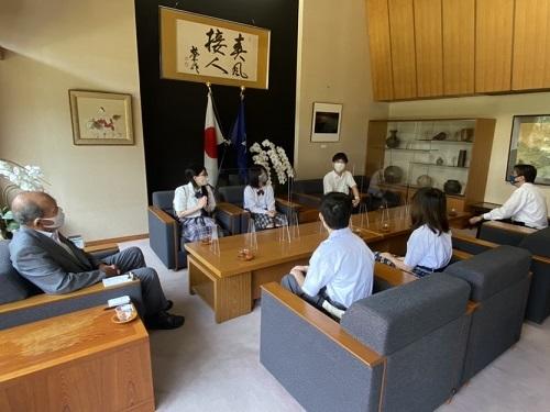 岡山市議会の議長室にお邪魔させていただき、和氣健議長と生徒が対談しました
