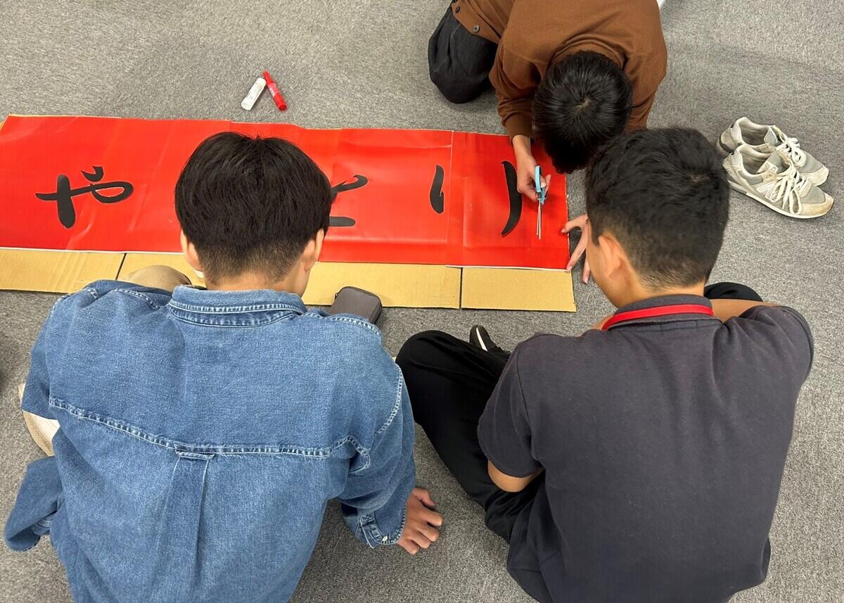 キャンパスイベントの準備をしている生徒