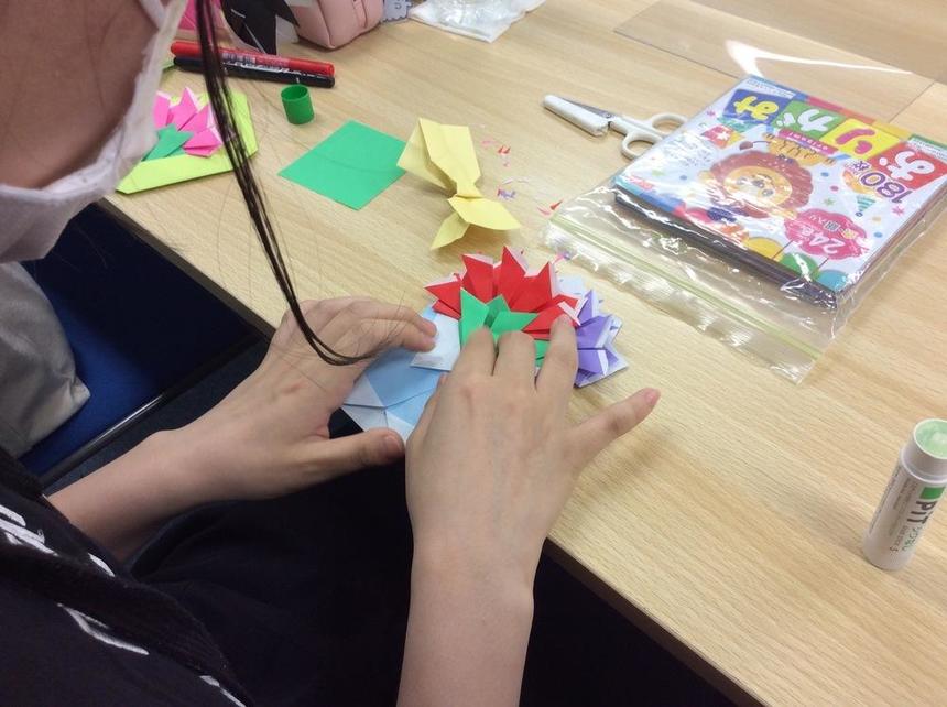 折り紙を折る子ども・福祉コースの生徒
