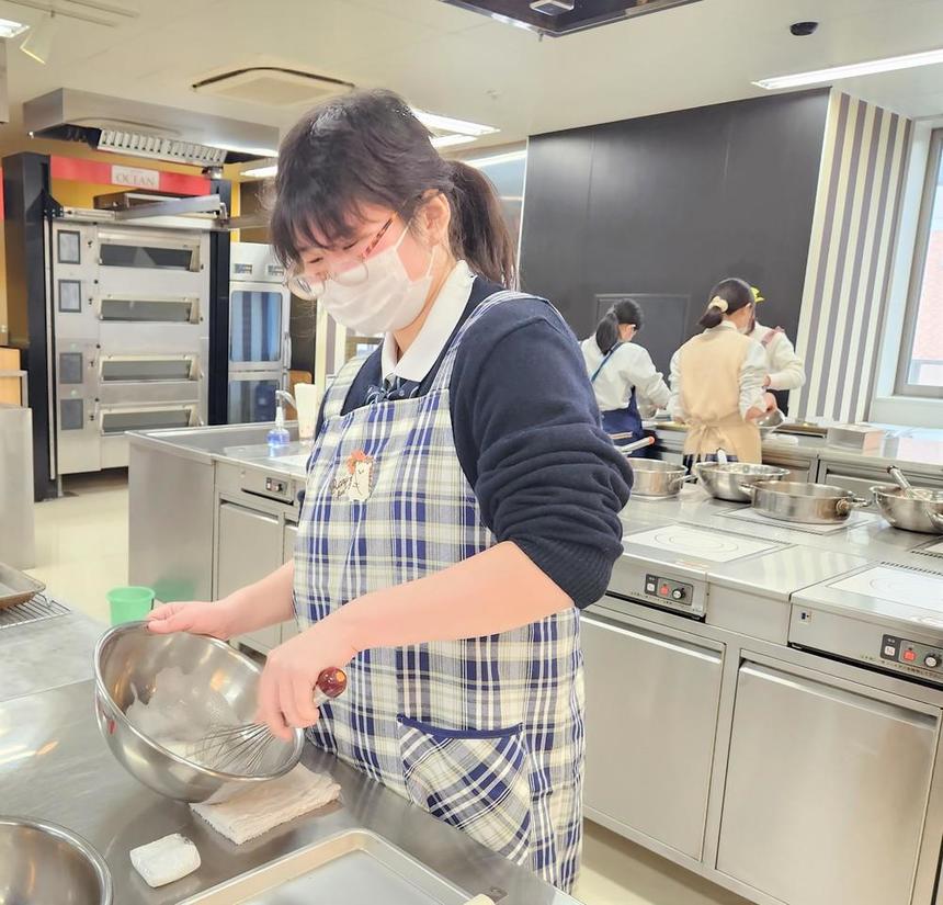 学校法人平岡学園で製菓体験をしている生徒