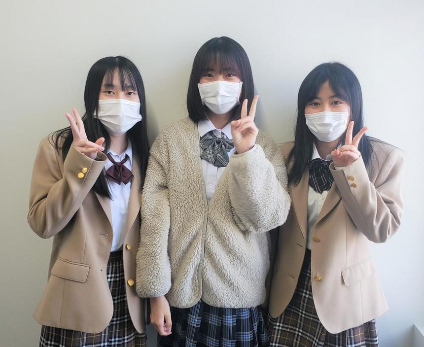 試験を終えてほっとした表情の女子生徒3人