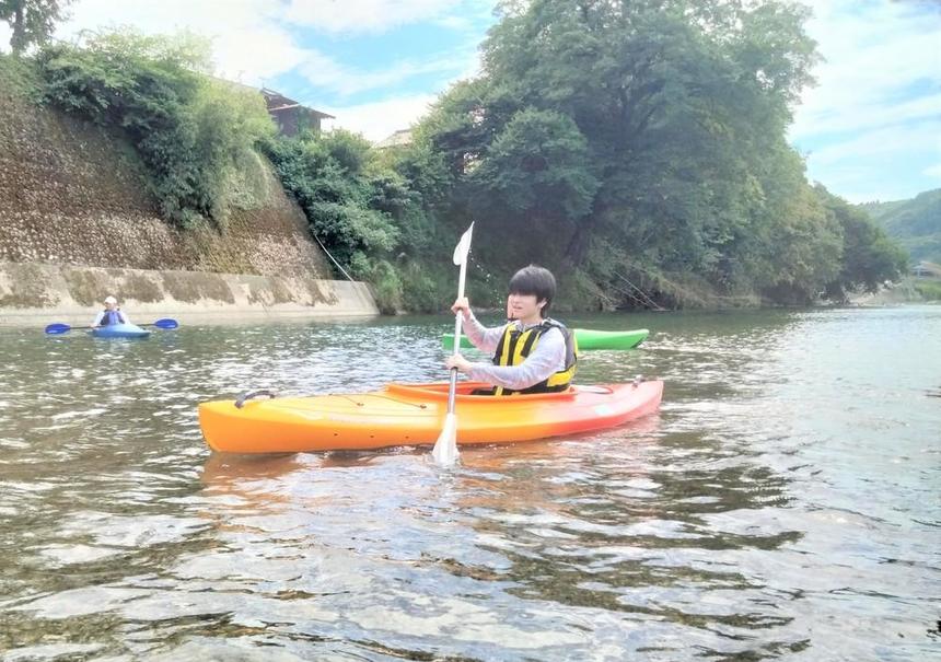 カヌーで川を下る生徒