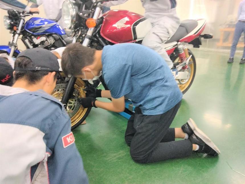 バイクのタイヤ解体の様子です！