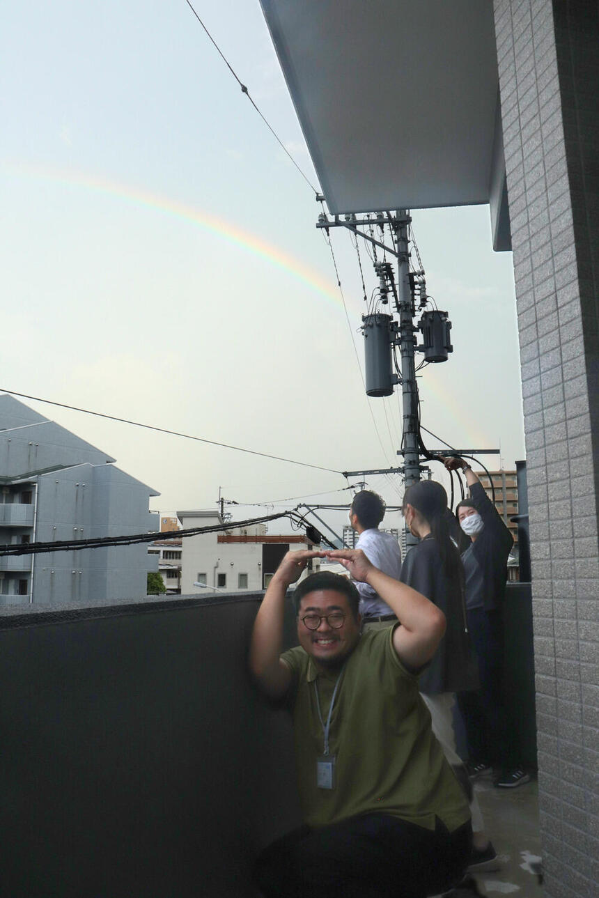 虹を見上げる写真です。