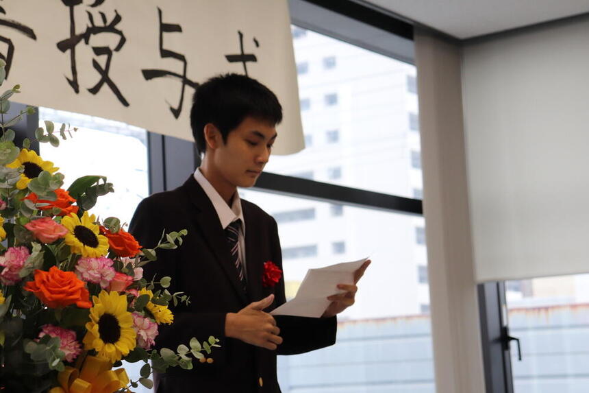 保護者への手紙を読む卒業生の写真です。