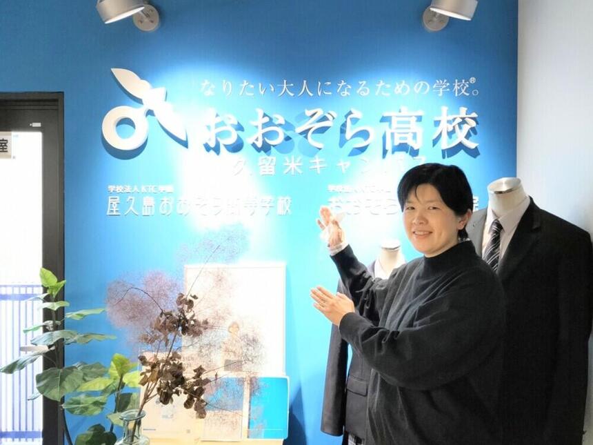 河原コーチが笑顔でポージング