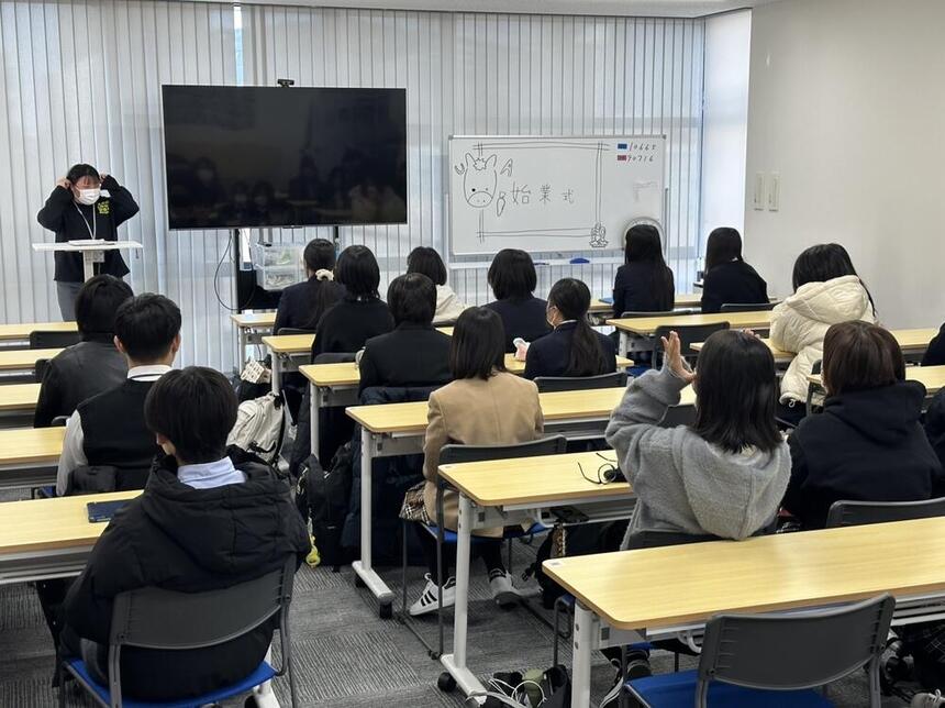 授業を受ける生徒の写真