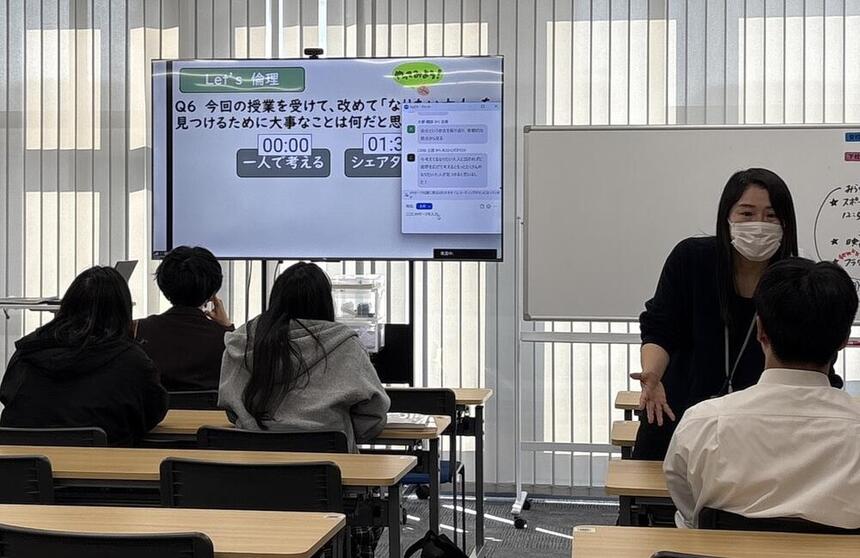 授業を受ける生徒と、SWのコーチの写真です。