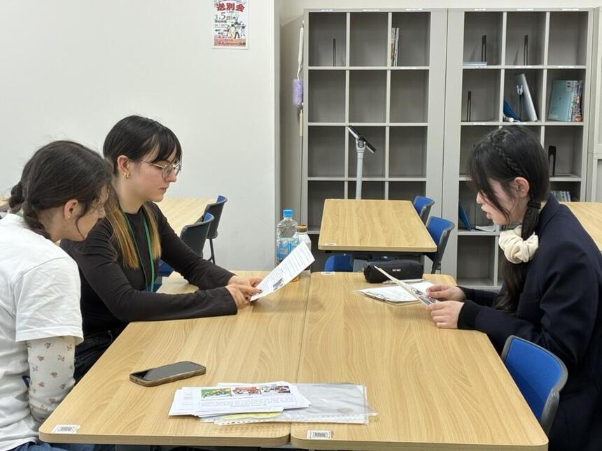 生徒が検定対策をしている様子です。