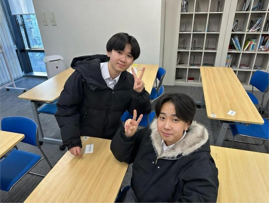 単位認定試験の休憩中の生徒2人の写真です。